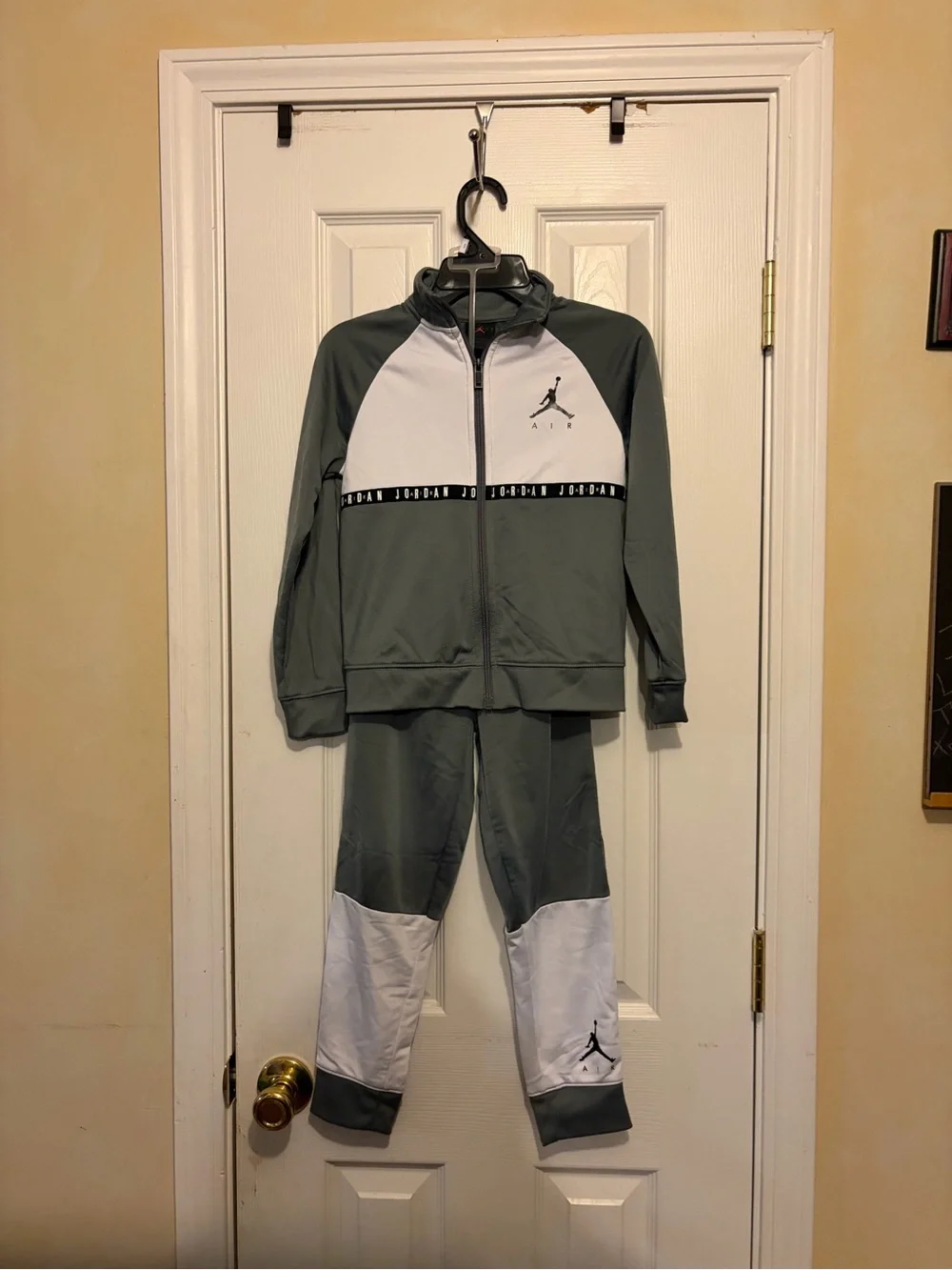 Air Jordan⛹🏾‍♂️Kids👦🏻2 Pc Set Tracksuit Full Zip Jacket Gray White Jumpman Sz 6